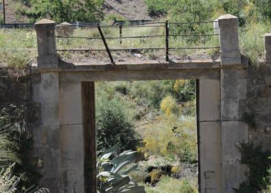 Imagen secundaria 1 - Arriba: Baliza entre amapolas y aguacates. Izquierda: Puente sobre el arroyo del Muerto. Derecha: Vereda que sale desde el arroyo.
