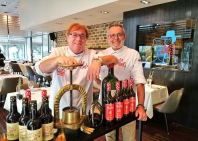 Imagen secundaria 1 - Arriba, Francisco Chicón, Cándido, Martín Aguilar, Federico Beltrán y José Ángel Narváez trinchan con un plato los cochinillos elaborados por el conocido mesonero segoviano. Abajo, a la izquierda, Samuel Perea con Víctor Gloger, en Tel Aviv. A la derecha, Revello cumplió ayer 91 años. 