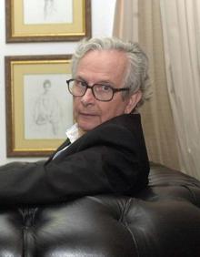 Imagen secundaria 2 - Arriba, Francisco Chicón, Cándido, Martín Aguilar, Federico Beltrán y José Ángel Narváez trinchan con un plato los cochinillos elaborados por el conocido mesonero segoviano. Abajo, a la izquierda, Samuel Perea con Víctor Gloger, en Tel Aviv. A la derecha, Revello cumplió ayer 91 años. 