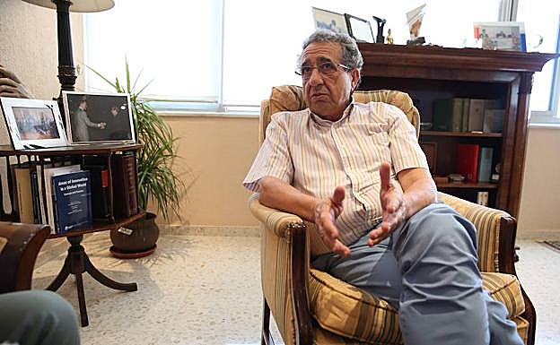 El rector, en su despacho, en la última planta del pabellón de gobierno en el campus de El Ejido.