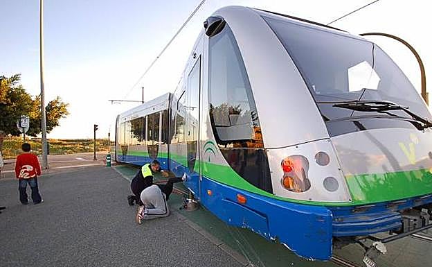 Vélez sopesa rescindir el contrato para reactivar el tranvía