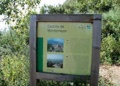 Imagen secundaria 1 - Carril de tierra desde el que se ven restos del castillo (a la izquierda) | Panel indicativo a los pies del cerro del castillo | Sendero angosto por el que se asciende a la antigua fortaleza