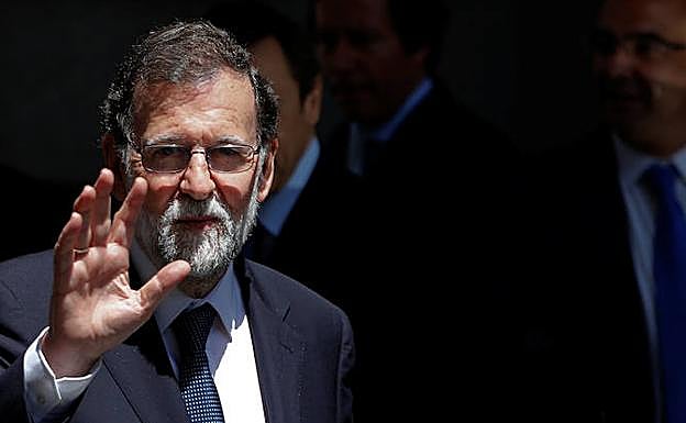 Rajoy saluda. 