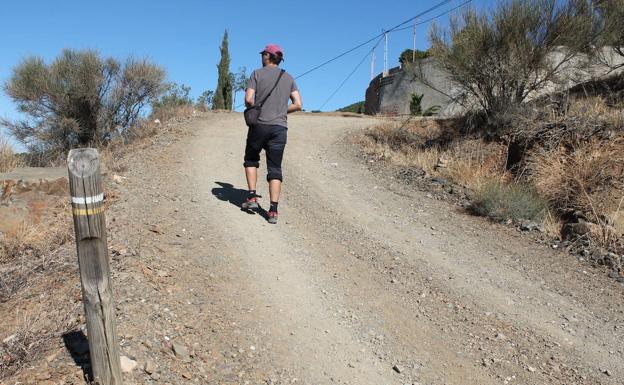 Imagen principal - En el camino, hay varias balizas y señales que ayudan a no salirse de la ruta | Vistas desde el camino que sube a la antigua Venta El Mirador | Señal situada en la antigua Venta El Mirador