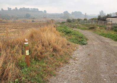 Imagen secundaria 1 - Lugar por donde hay que vadear el Guadalhorce | Carril de tierra próximo al arroyo Casarabonela | Encrucijada de caminos en la carretera que lleva a Cerralba