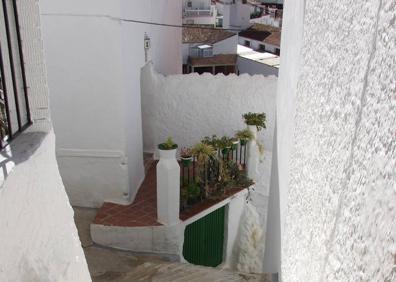 Imagen secundaria 1 - El último tramo se realiza por la carretera que une a Igualeja con Pujerra | Barrio del Albaicín, en Igualeja | El Nacimiento del río Genal pone el punto y final a esta ruta lineal