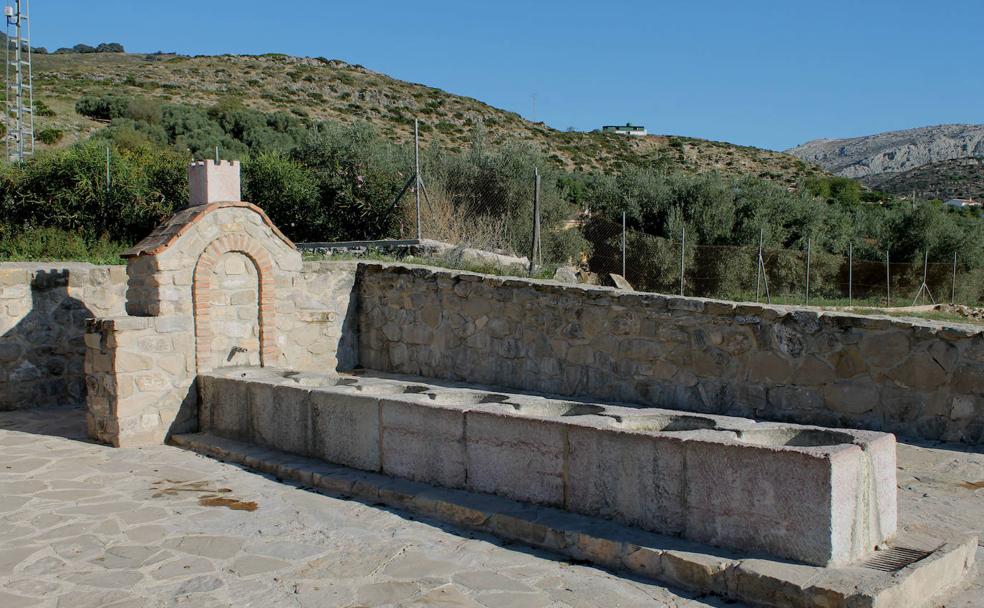 Fuente del Cortijo de la Torre, en el inicio de la ruta.