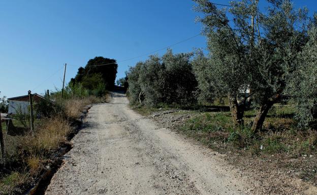 El carril asfaltado deja paso a un carril de tierra.