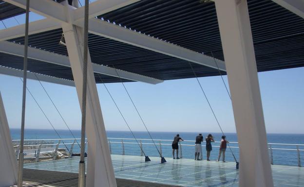 Imagen principal - Mirador de Torrox Costa | Monolito del Meridiano de Greenwich en el paseo marítimo de Torrox | Desde el Faro de Torrox, la etapa se vuelve al interior