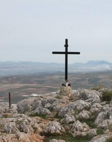 Imagen secundaria 2 - Punto geodésico | Angosto sendero que lleva hasta la Cruz de la Camorra | Cruz de la Camorra