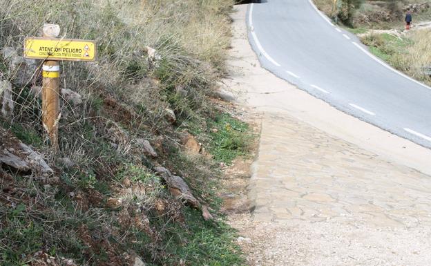 El camino vuelve a cruzarse con la carretera