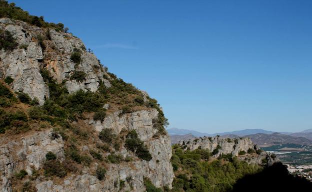 Imagen principal - En la subida se aprecian abruptos tajos calizos | Antes de afrontar el úlitmo kilómetro, se llega a esta encrucijada de caminos | Al fondo, la cima del Calamorro