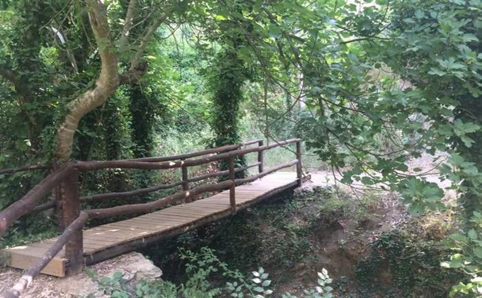 Hay puentes habilitados para cruzar el arroyo