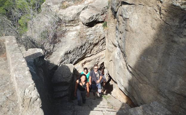 En esta ruta se atraviesa una singular grieta entre rocas