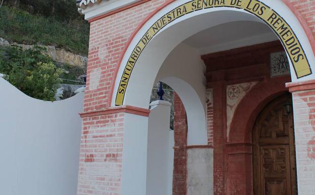 Ermita de los Remedios y al fondo murallas del castillo de Cártama