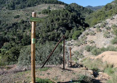 Imagen secundaria 1 - Por este camino se desciende por el valle del río Grande | Señal que indica la salida del carril por una senda | Central eléctrica de San Pascual