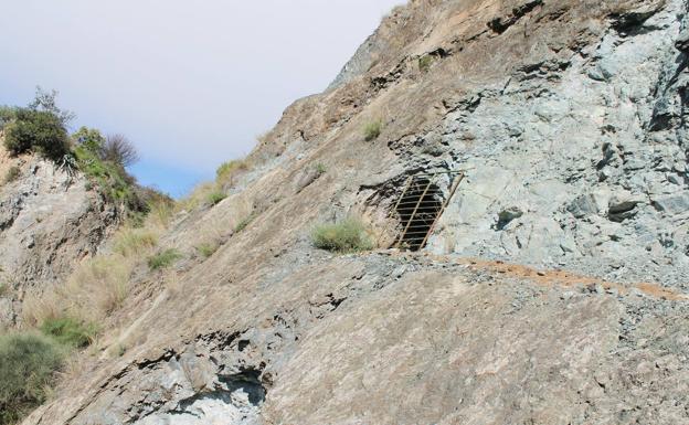 Imagen principal - Una de las tantas grutas que hay en Jorox | Cascada de Jorox y charco de la Caldera | En el regreso, se dejará notar especialmente el primer tramo de subida