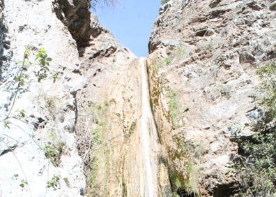 Imagen secundaria 1 - Una de las tantas grutas que hay en Jorox | Cascada de Jorox y charco de la Caldera | En el regreso, se dejará notar especialmente el primer tramo de subida