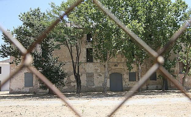 Imagen principal - Abandono del Convento de la Trinidad. La gitana de Invader en el Palacio Episcopal. Graffiti en Atarazanas 