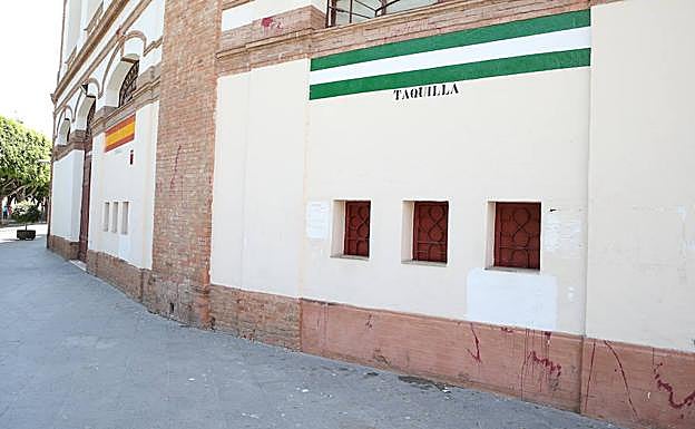 Imagen principal - La plaza de toros, calle Santa María. Detalle de la Catedral. Acinipo, en Ronda, se encuentra en estado de abandono desde hace años por parte de la Junta.