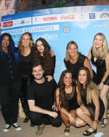 Imagen secundaria 2 - Lola Romero, Mercedes Moreno, Lucía T., Marisa Ruiz y Margarita V.. Organizadores de la velada posan en una foto de familia. Grupo Gospel-It