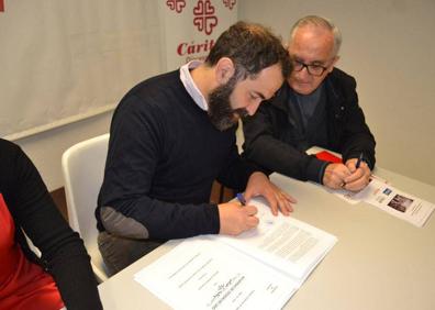 Imagen secundaria 1 - Málaga, convertida en ‘ciudad refugio’ .En septiembre de 2015 los grupos municipales acordaron que Málaga se sumara a la red de ‘ciudades refugio’. En la imagen, el alcalde y los responsables municipales se reúnen con representantes de las tres organizaciones habilitadas para atender a los refugiados. Más plazas gracias a los pisos de Cáritas.La cesión de Cáritas de 13 apartamentos de su propiedad para la acogida de refugiados representó, en plena crisis humanitaria, un importante balón de oxígeno en la ciudad. En la imagen, firma del acuerdo con CEAR. El clamor en la calle.Málaga no fue ajena a la ola de solidaridad que generó el drama de los refugiados. La capital y varios puntos de la provincia celebraron concentraciones como la de la fotografía para exigir medidas a las instituciones. Hoy, sin embargo, queda poco de ese clamor social.