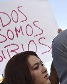 Imagen secundaria 2 - Málaga, convertida en ‘ciudad refugio’ .En septiembre de 2015 los grupos municipales acordaron que Málaga se sumara a la red de ‘ciudades refugio’. En la imagen, el alcalde y los responsables municipales se reúnen con representantes de las tres organizaciones habilitadas para atender a los refugiados. Más plazas gracias a los pisos de Cáritas.La cesión de Cáritas de 13 apartamentos de su propiedad para la acogida de refugiados representó, en plena crisis humanitaria, un importante balón de oxígeno en la ciudad. En la imagen, firma del acuerdo con CEAR. El clamor en la calle.Málaga no fue ajena a la ola de solidaridad que generó el drama de los refugiados. La capital y varios puntos de la provincia celebraron concentraciones como la de la fotografía para exigir medidas a las instituciones. Hoy, sin embargo, queda poco de ese clamor social.