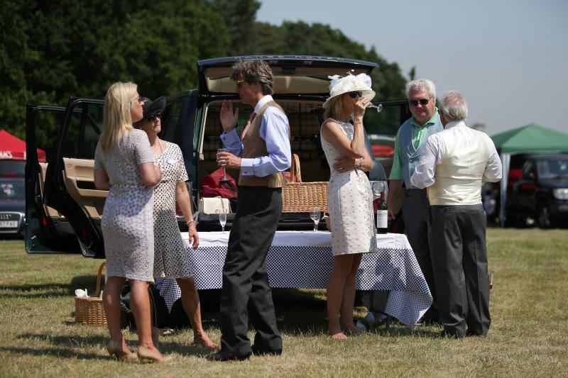 Originales sombreros, pamelas y tocados han vuelto a ser los protagonistas un año más de las carreras de caballos de Ascot, un evento que tampoco se perdieron la Reina Isabel de Inglaterra y Kate Middleton.