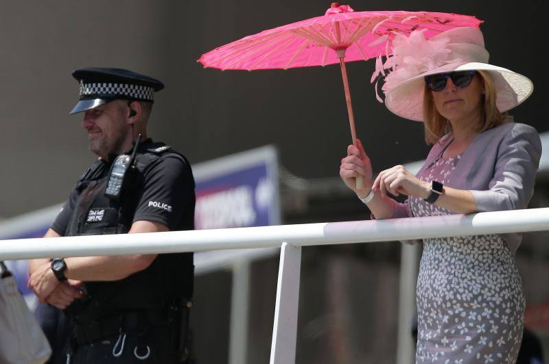 Originales sombreros, pamelas y tocados han vuelto a ser los protagonistas un año más de las carreras de caballos de Ascot, un evento que tampoco se perdieron la Reina Isabel de Inglaterra y Kate Middleton.