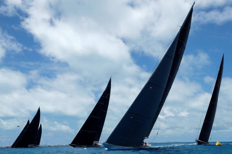 El espectáculo de la 35ª Copa América ya está en marcha en Hamilton (Bermudas). Los participantes compiten por conseguir el primer puesto en la competición más antigua de la historia del deporte.