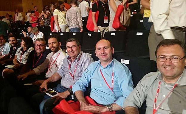 Heredia, a la derecha de la imagen, junto a Francisco Conejo, Antonio Moreno Ferrer, José Antonio Gómez y otros delegados malagueños. 