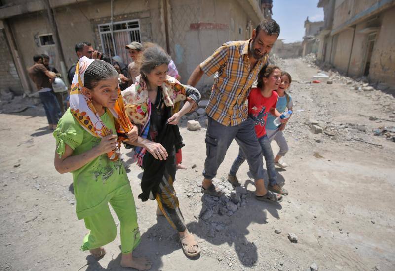 Ciudadanos iraquíes esperan para recibir comida