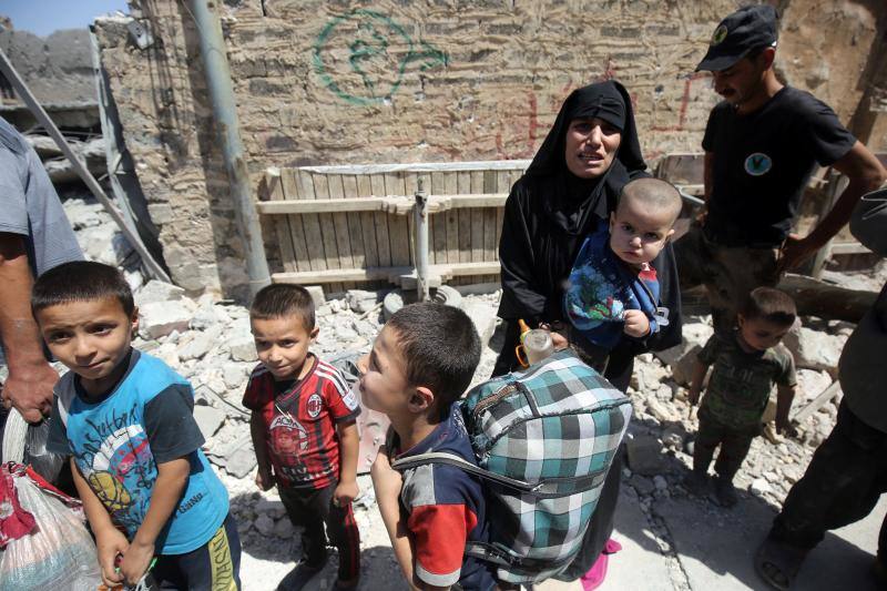 Ciudadanos iraquíes esperan para recibir comida