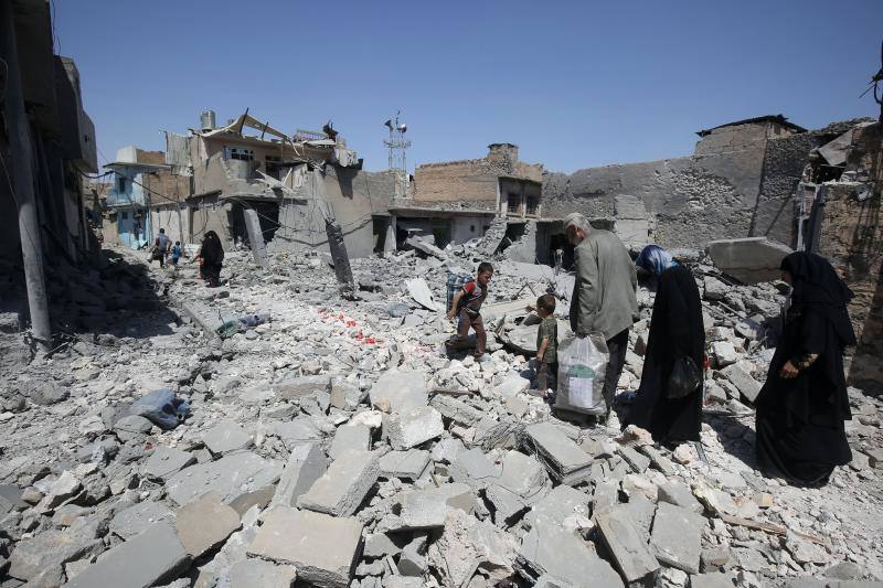 Ciudadanos iraquíes esperan para recibir comida
