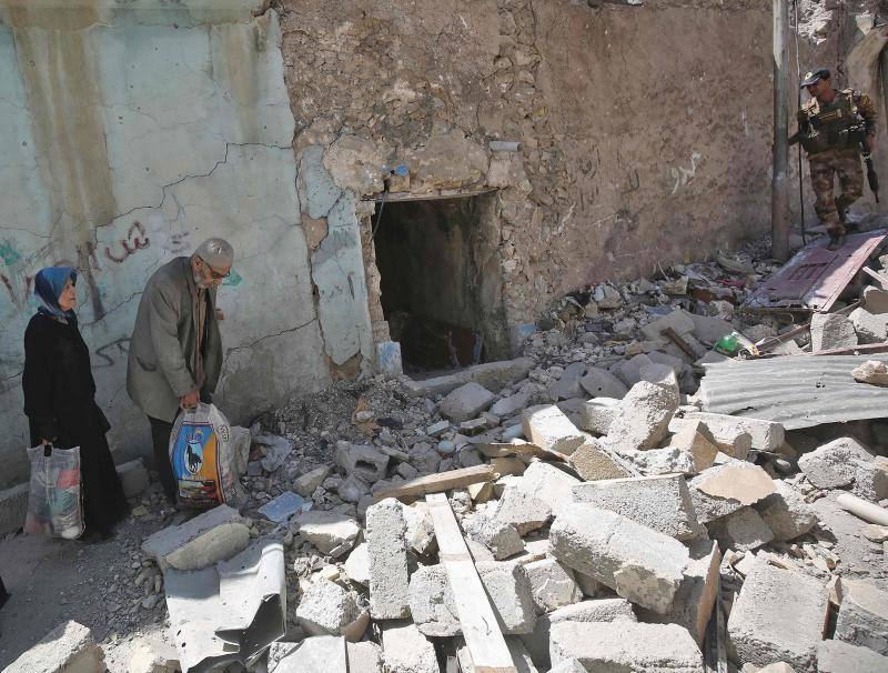 Ciudadanos iraquíes esperan para recibir comida