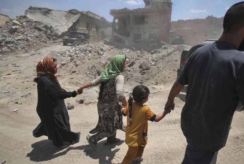Ciudadanos iraquíes esperan para recibir comida