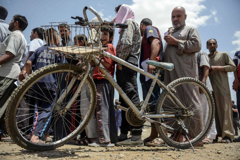 Ciudadanos iraquíes esperan para recibir comida