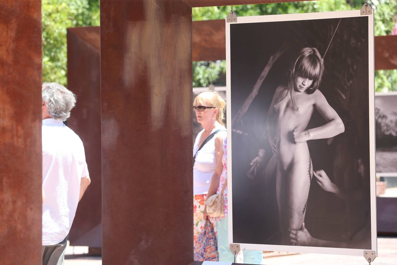 La plaza de la Constitución acoge las fotografías del autor brasileño de la mano de la Obra Social La Caixa