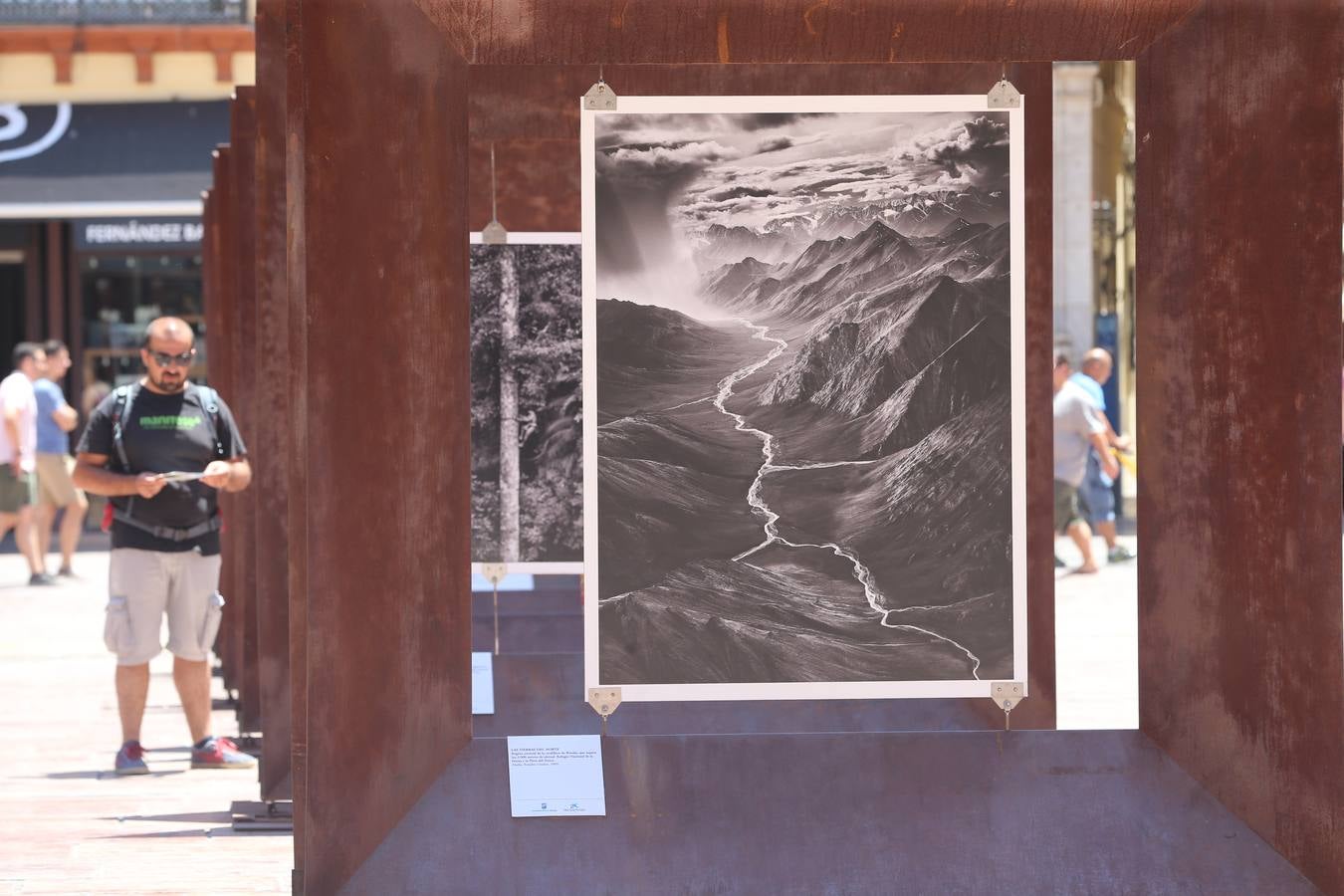 La plaza de la Constitución acoge las fotografías del autor brasileño de la mano de la Obra Social La Caixa