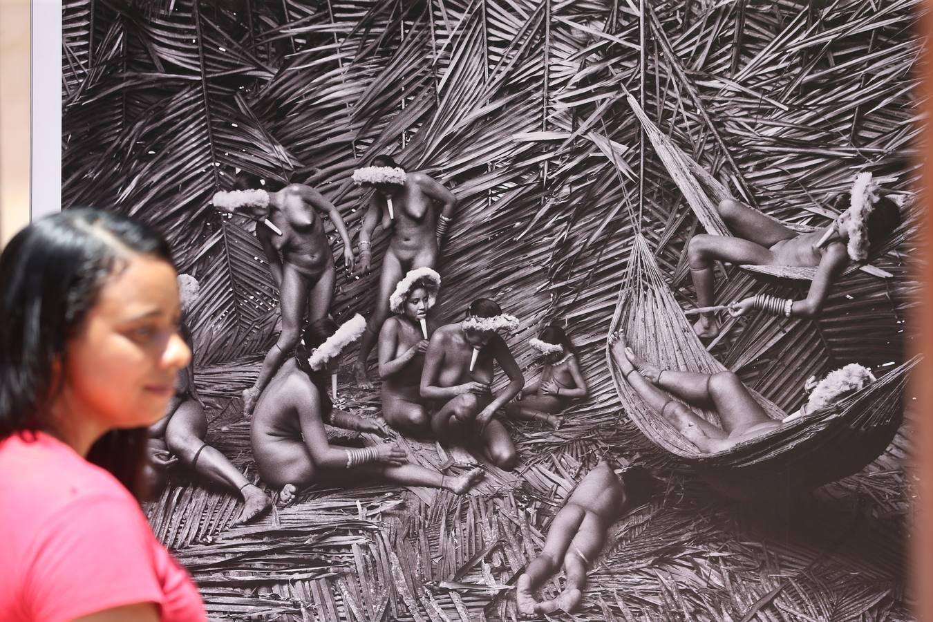 La plaza de la Constitución acoge las fotografías del autor brasileño de la mano de la Obra Social La Caixa