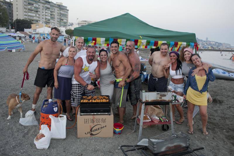 Las playas de Málaga viven la mágica noche de San Juan, donde las hogueras son las protagonistas de la velada.