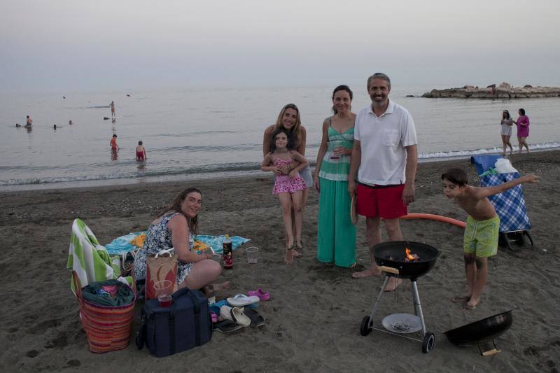 Las playas de Málaga viven la mágica noche de San Juan, donde las hogueras son las protagonistas de la velada.