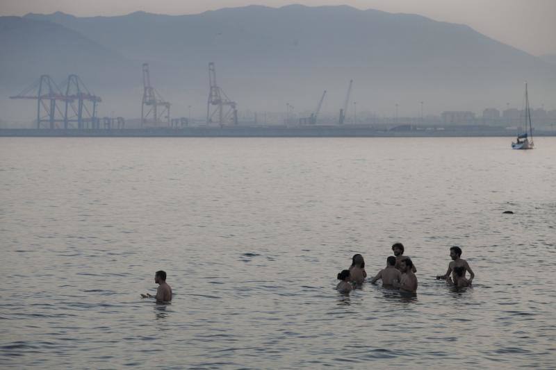 Las playas de Málaga viven la mágica noche de San Juan, donde las hogueras son las protagonistas de la velada.