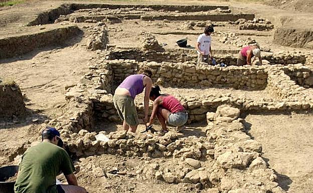 Imagen principal - Arriba, la excavaciones del año 2003, en la que se desenterraron viviendas. Fue la última campaña antes de la suspensión de los trabajos. Abajo, a la izquierda, la directora de las excavaciones, María Eugenia Aubet, en la campaña realizada en el verano de 1998. A la derecha, ánfora pintada procedente del área alfarera de la isla. 