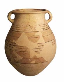 Imagen secundaria 2 - Arriba, la excavaciones del año 2003, en la que se desenterraron viviendas. Fue la última campaña antes de la suspensión de los trabajos. Abajo, a la izquierda, la directora de las excavaciones, María Eugenia Aubet, en la campaña realizada en el verano de 1998. A la derecha, ánfora pintada procedente del área alfarera de la isla. 