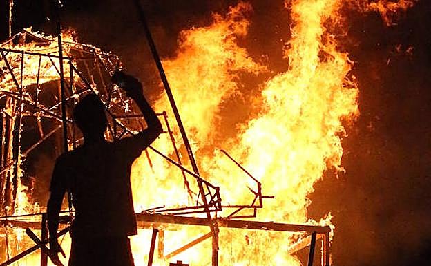 Quema del ‘júa’ municipal en la playa de la Misericordia.