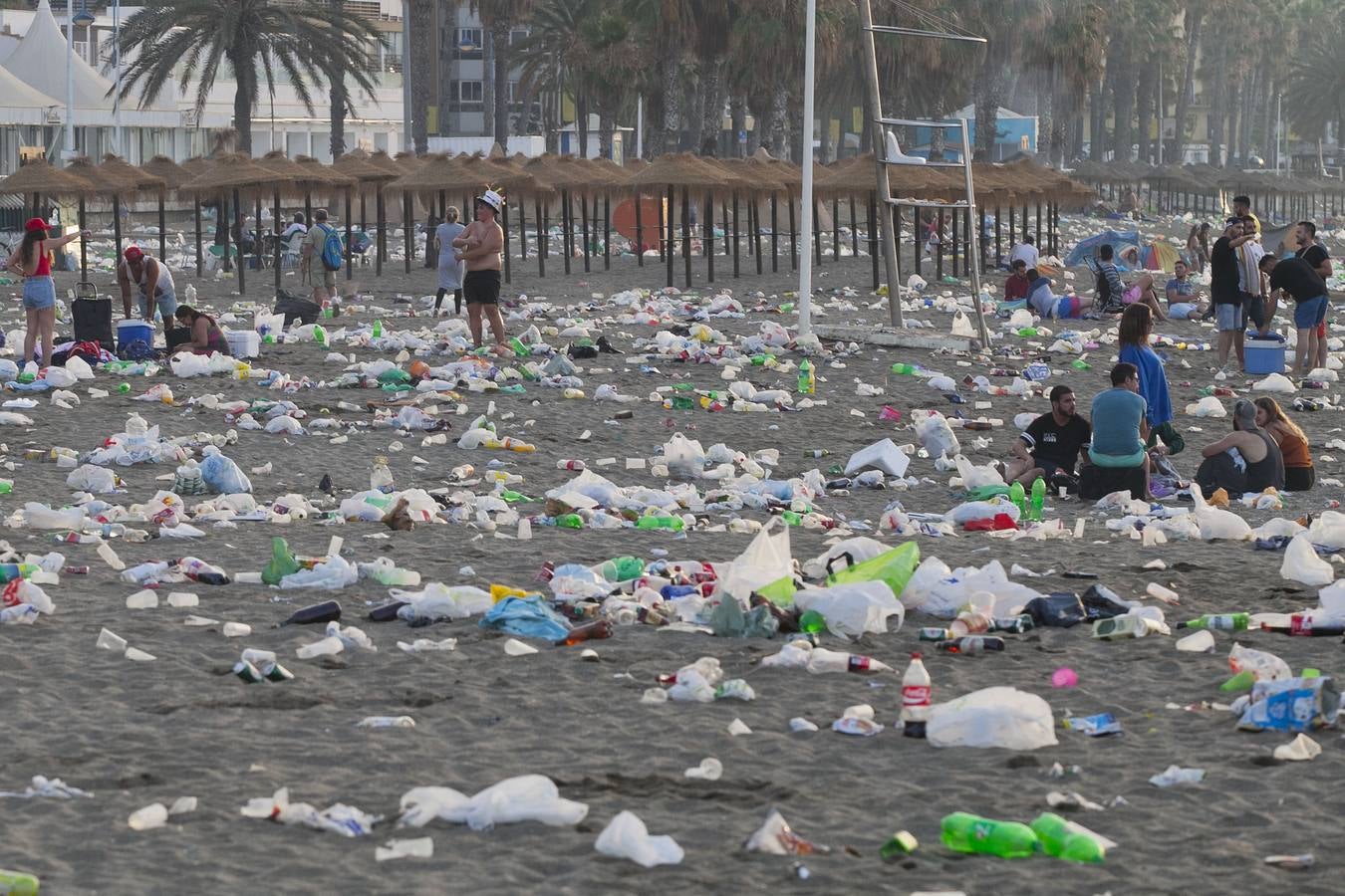 Así amanecen las playas de Málaga después de la celebración de San Juan