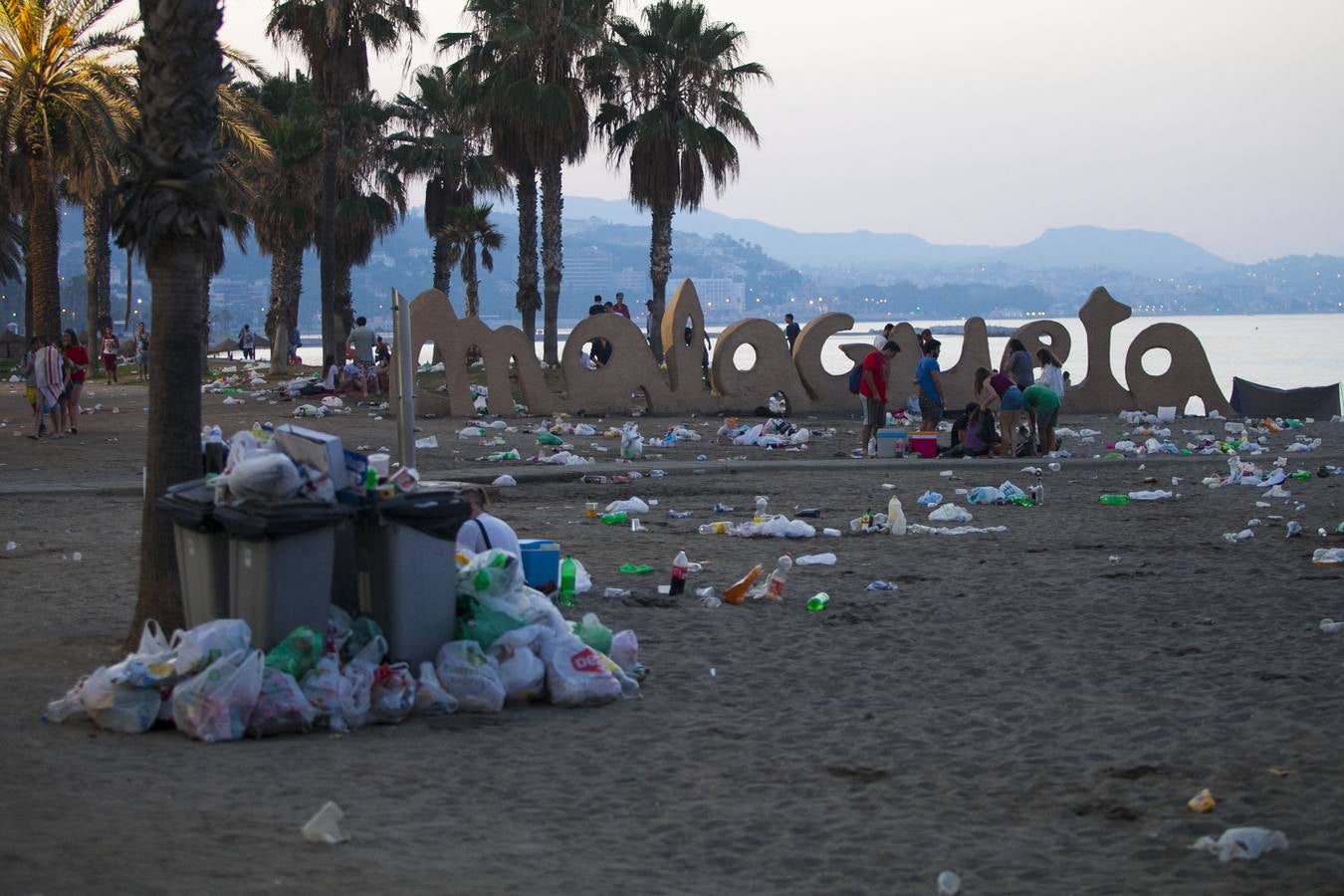 Así amanecen las playas de Málaga después de la celebración de San Juan
