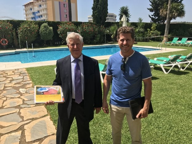 Antonio Rodríguez y su hijo han ganado el premio por la impermeabilización de una piscina. :: i. gelibter