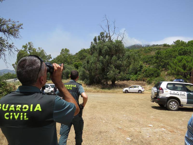Tres helicópteros y medio centenar de bomberos luchan contra el incendioregistrado este domingo al norte de La Zagaleta.